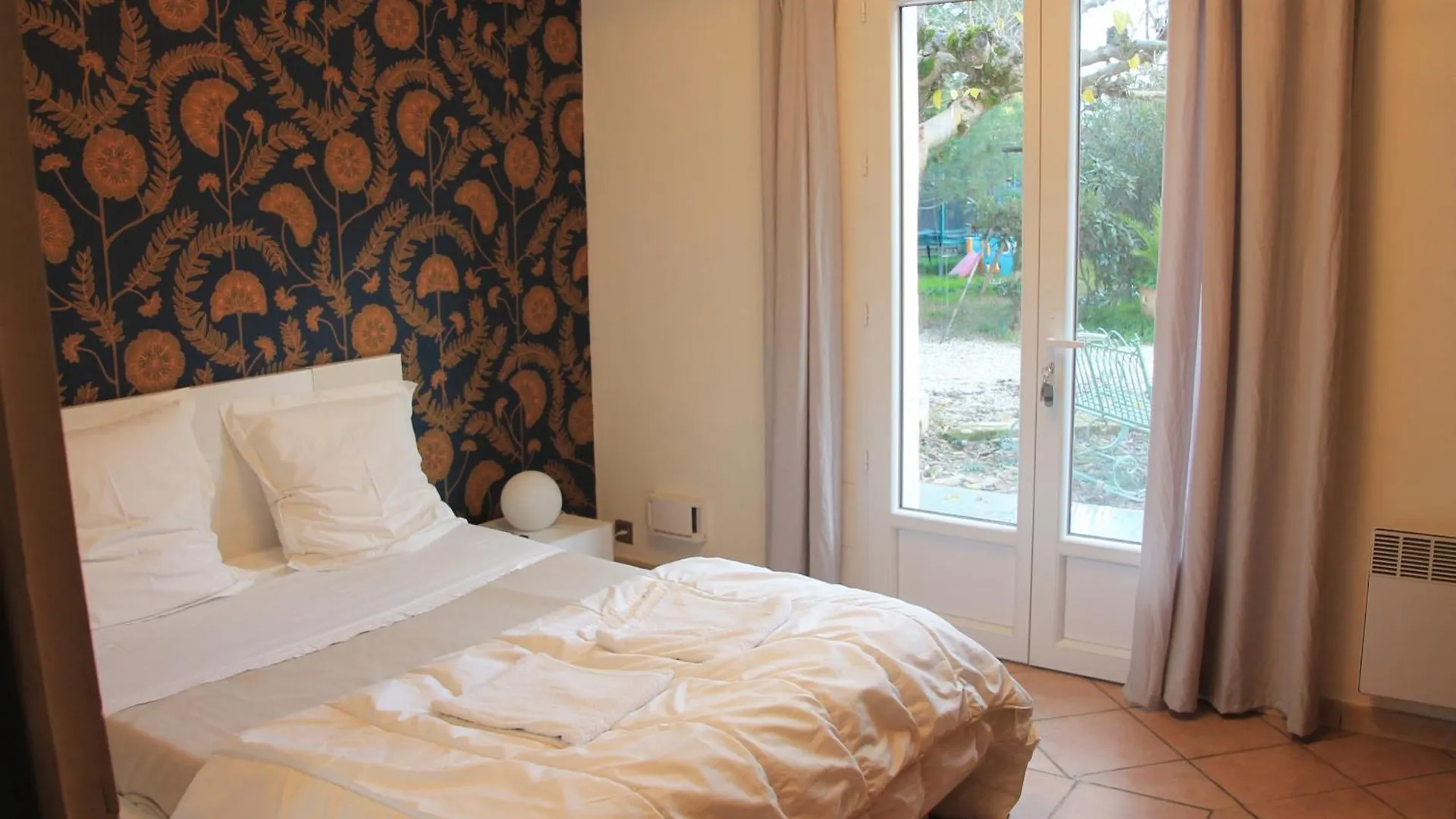 Logement Entier Dans Maison Pour 4 ヴィルヌーヴ・レ・ザヴィニョン 0*,  フランス